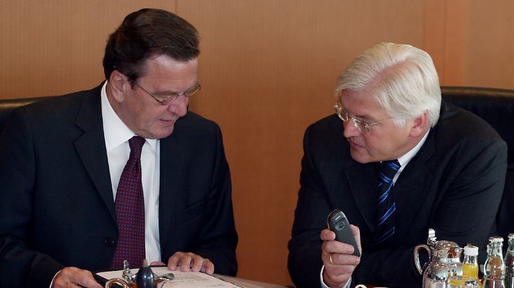 Männer der Agenda 2010: Der damalige Bundeskanzler Gerhard Schröder unterhält sich im Jahr 2004 mit dem damaligen Kanzleramtsminister Frank-Walter Steinmeier.