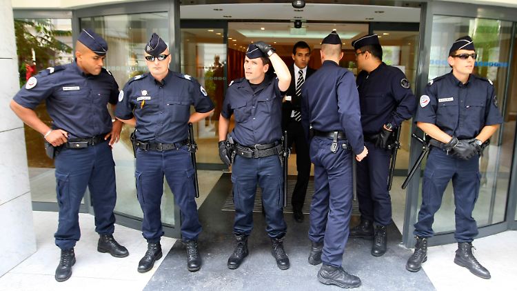 Polizisten während der Durchsuchungen.