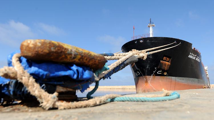 Gehalten von starken Tauen wartet die "Anwaar Afriqya" im Hafen von Bengasi auf ihre Ladung Rohöl für Europa (Archivbild).