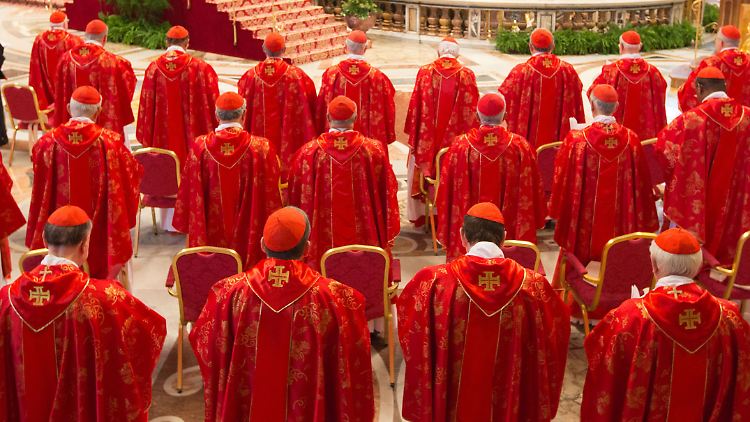 In roten Roben feiern die Kardinäle des Konklave die Eröffnungsmesse zur Papstwahl. Ab dann wird es einsam um die Wahlberechtigten.