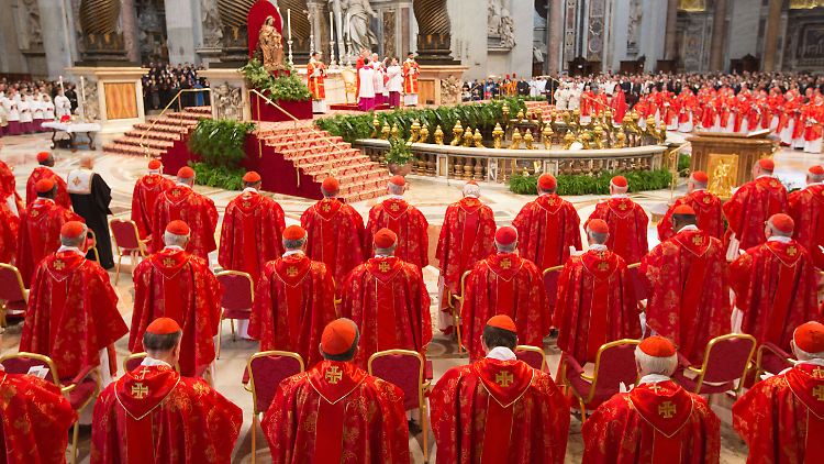 Die Kardinäle verfolgen im Petersdom die Wahl-Messe "Pro Eligendo Romano Pontifice".