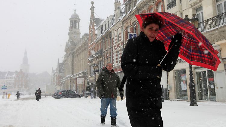 Von der Bretagne über die Normandie bis hoch nach Cambrai (Bild): Ungewöhnlich viel Schnee bedeckt Straßen, Dächer und Schienen.