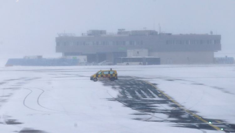 Momentan geht nichts mehr: Wegen starken Schneeunwetters ist der Betrieb am Frankfurter Flughafen vorübergehend geschlossen worden.