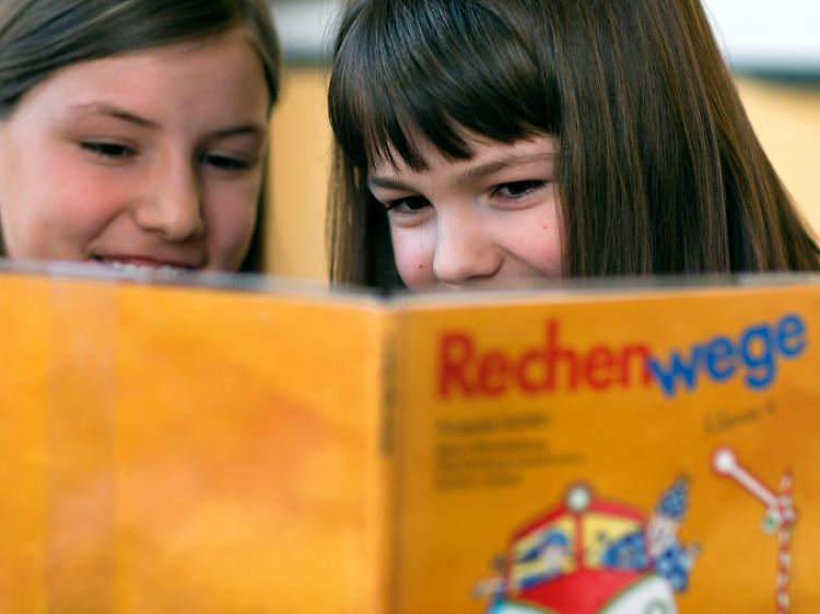 Ein Lehrer ist ohne das von den Schülern benutzte Schulbuch nicht in der Lage ordnungsgemäßen Unterricht zu erteilen.