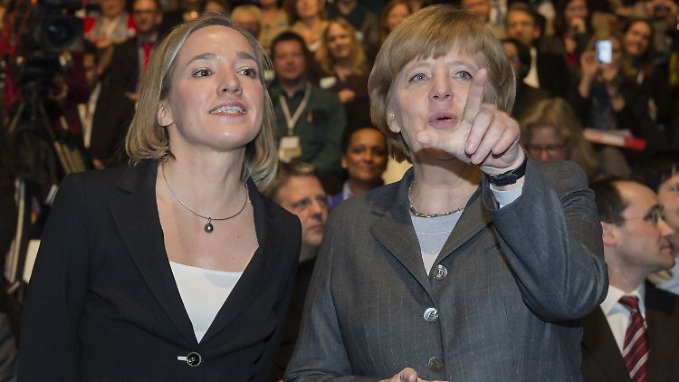 Kristina Schröder und Angela Merkel.