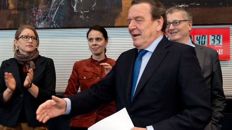 Im Stechschritt durch die SPD-Fraktion: Altkanzler Gerhard Schröder war zu Besuch.