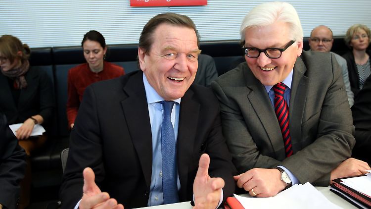 Wie in alten Zeiten: Schröder und Steinmeier.
