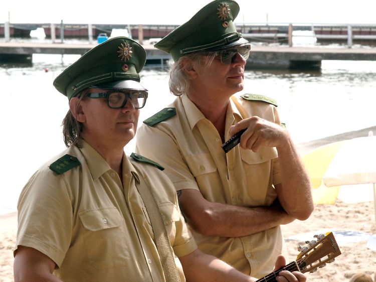 Sven Regener und Leander Haußmann (v.l.) bekleiden in dem Film auch diverse Nebenrollen.