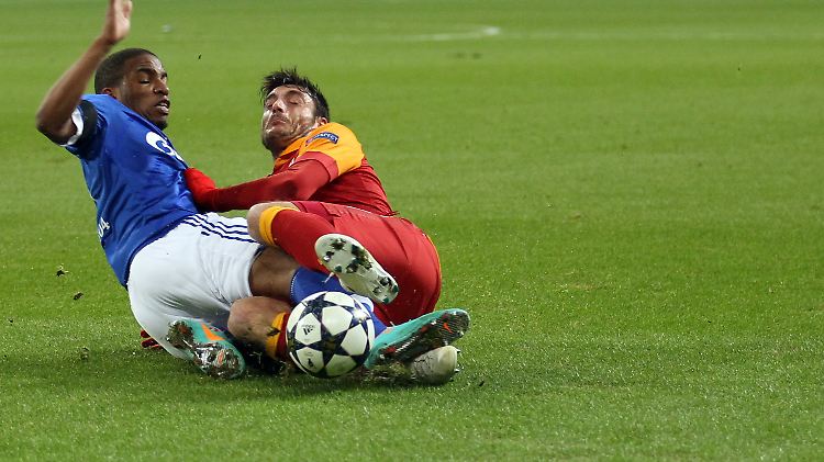 Schalkes Jefferson Farfan (L) kämpft mit Albert Riera um den Ball. Der lag am Ende dreimal im Schalke-Tor, aber nur zweimal im Kasten der Türken.