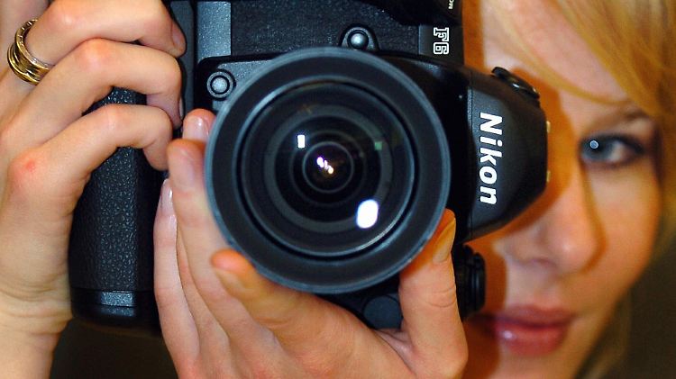Nikon überdenkt seine Marketingstrategie, die Anleger den Aktienkurs.