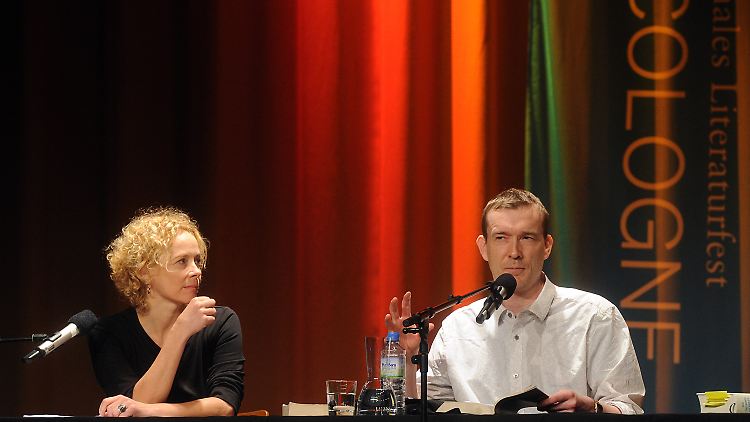 Katja Riemann und der britische Autor David Mitchell in Köln bei einer Lesung von Mitchells Buch "Die tausend Herbste des Jacob de Zoet" im Rahmen des Literaturfestivals Lit.Cologne.