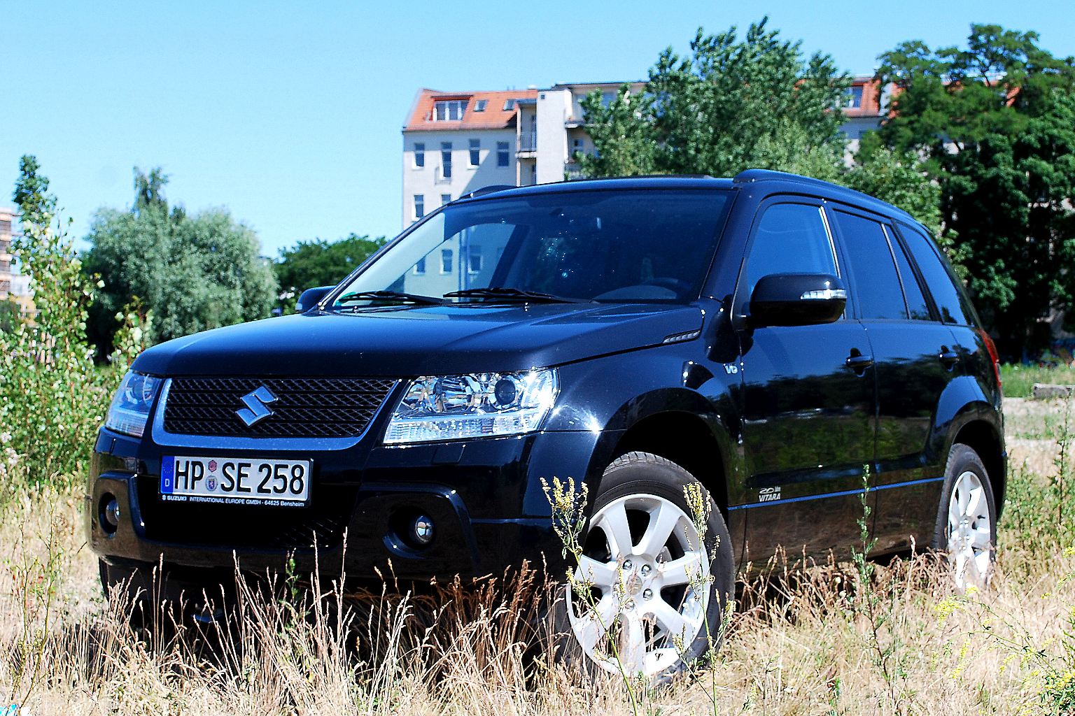 Schon mehr als 20 Jahre baut Suzuki den Vitara. Seit gut zehn Jahre firmiert er als Grand Vitara, weil er seitdem fünf Türen hat.