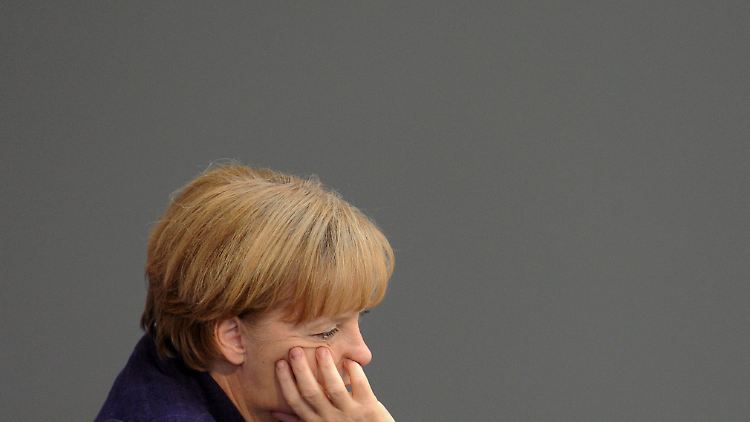 Kanzlerin Merkel muss sich einiges anhören kurz vor den Ferien.