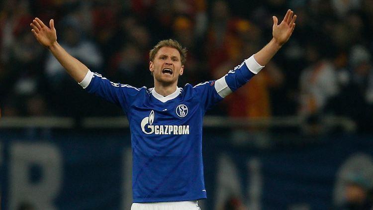 Und tschüss: Schalkes Kapitän Benedikt Höwedes.