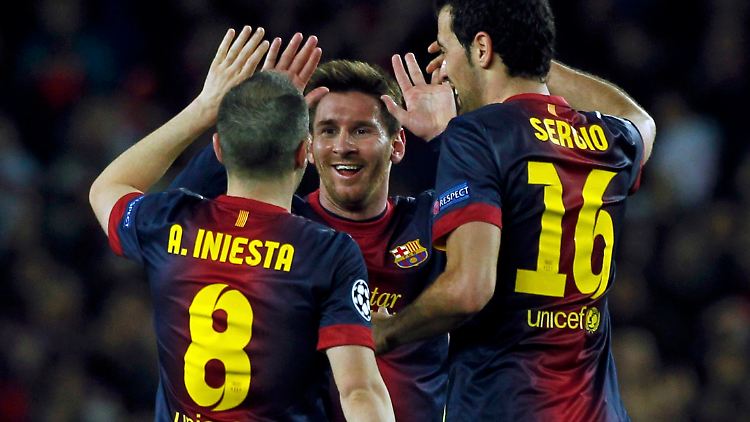Jubel im Camp Nou. Und in der Mitte, das ist dieser Messi.