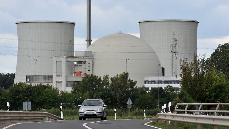 Das Atomkraftwerk Biblis in Hessen, Block B in der Mitte.