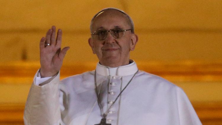 In schlichtem Weiß zeigt sich der neue Papst den Gläubigen.