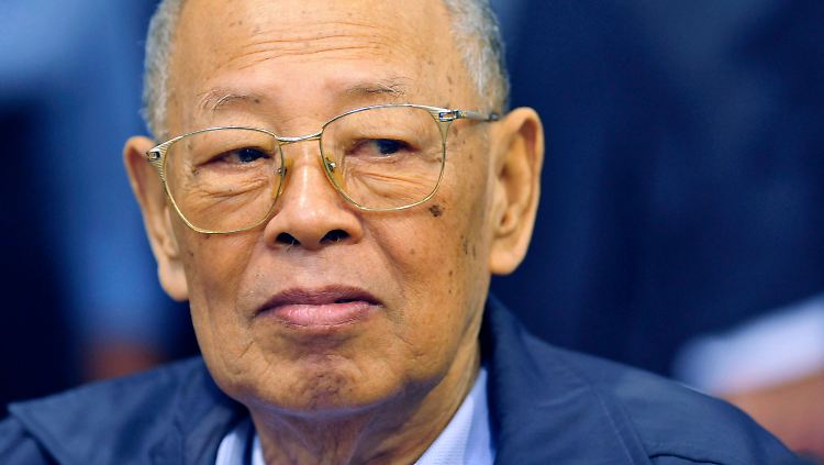 Am 16. Dezember 2009 wurde Sary offiziell wegen Völkermord durch das Rote-Khmer-Tribunal angeklagt.