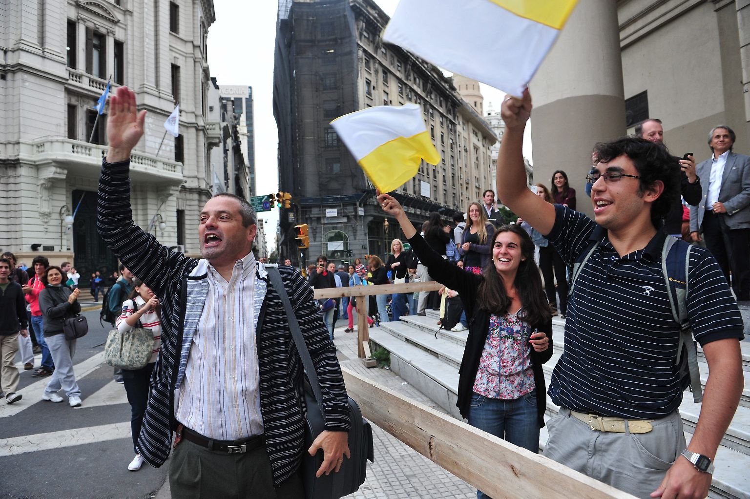 Auf den Straßen von Buenos Aires, der Hauptstadt von Argentinien, bricht spontaner Jubel aus. 