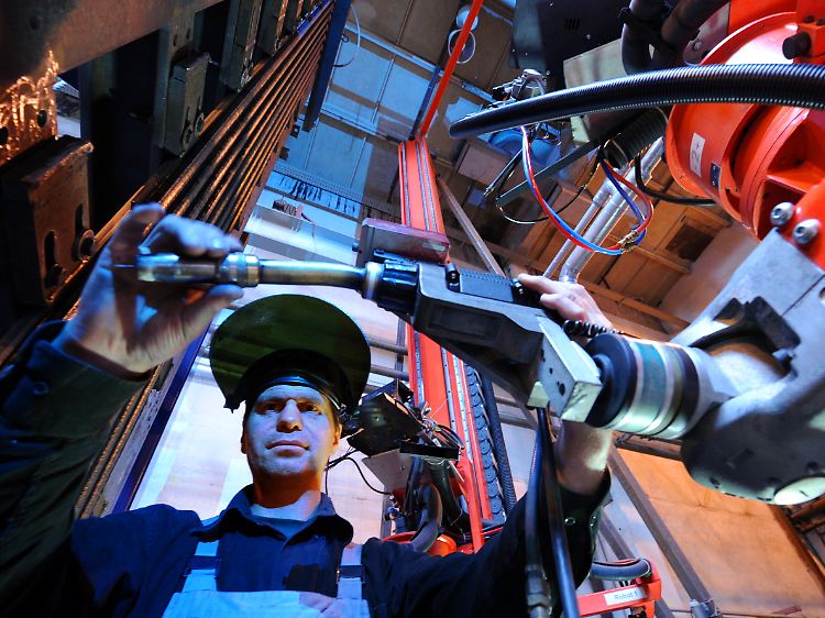 Ein Mitarbeiter der Weygandt Schweiss- und Metallprodukte GmbH im Erfurter Ortsteil Bischleben.
