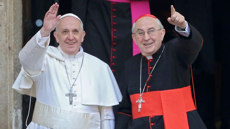 Franziskus (l.) jubelt gemeinsam mit Kardinal Agostino Vallini den zahlreichen Besuchern zu.