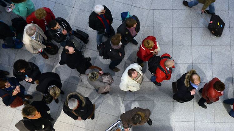 Lange Schlangen werden am Freitag am Düsseldorfer Flughafen die Regel sein.