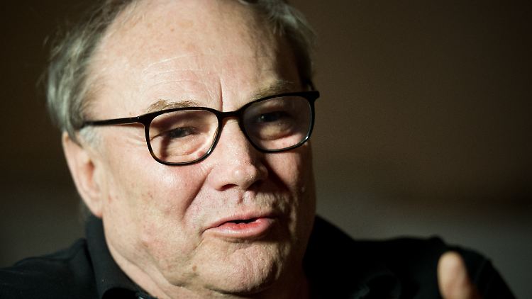 Klaus Maria Brandauer spricht in der Schinkel-Kirche in Neuhardenberg mit der Presse.