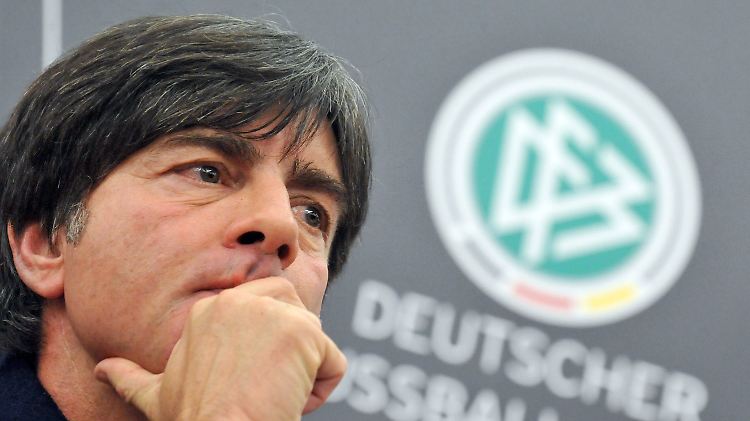 In Gedanken: Bundestrainer Joachim Löw plagen Personalsorgen.