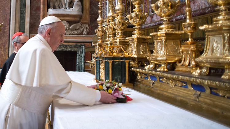 Papst Franziskus bei seinem zweiten Auftritt nach seiner Wahl.