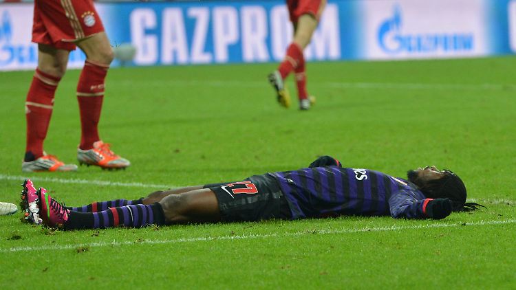 Am Boden zerstört: Arsenals Gervinho nach dem Aus in der Champions League
