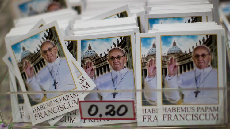 Bildchen mit dem neugewählten Papst Franziskus hat der Vatikan schon drucken lassen.
