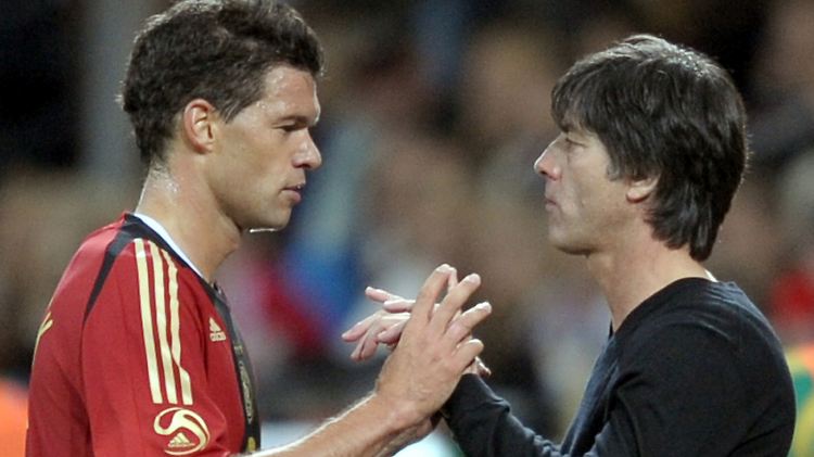"Es hat mich wahnsinnig gefreut, dass er mich einlädt." Sagt Joachim Löw. Zahlt Michael Ballack also den Kaffee?