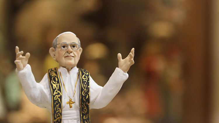 266. Papst und neues Oberhaupt der Katholiken: Jorge Mario Bergoglio alias Franziskus in einem Geschäft in Neapel.