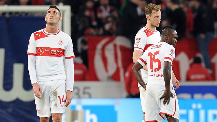 Nach der Niederlage gegen Hamburg: Stuttgarts Federico Macheda, links, neben Georg Niedermeier und Arthur Boka.