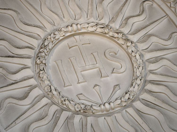 "'Jesuit' kommt von 'Jesus'": Das Christusmonogramm IHS ist das Erkennungszeichen der Jesuiten.
