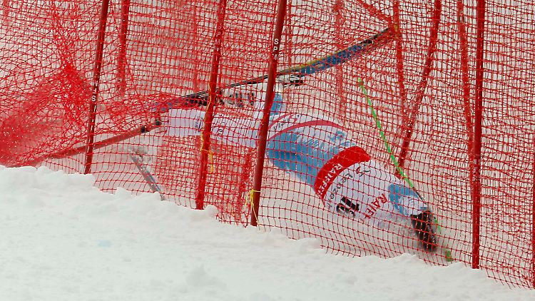 Für Klaus Kröll endete der Super-G in den Fangzäunen, mit gebrochenem Oberarm.