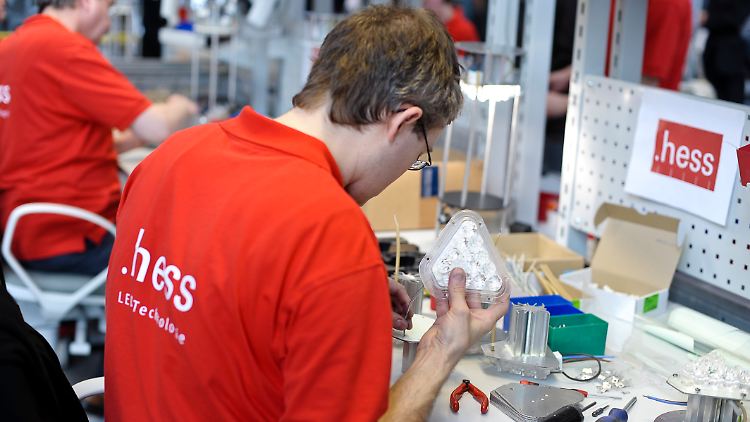 Montage von Leuchtdioden bei Hess. Nun wurde die Bilanz durchleuchtet - mit wenig erfreulichen Ergebnissen. 