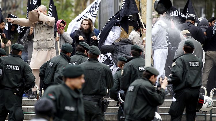 Zwischen Salafisten und Rechtsextremisten gab es im Rheinland zuletzt mehrere Auseinandersetzungen.