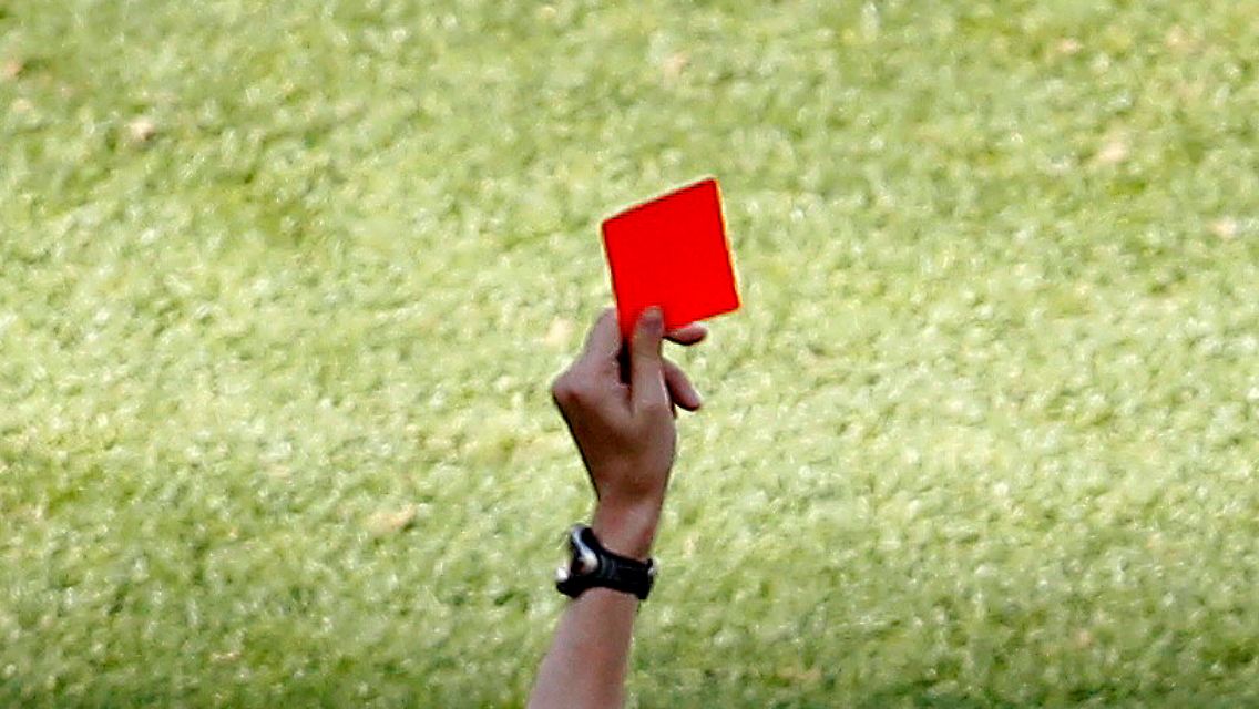 Gelebter Opportunismus: Die Fifa gibt sich selbstkritisch und zeigt ihrem Schiedsrichter-System die Rote Karte. Änderungen am System sind vertagt.