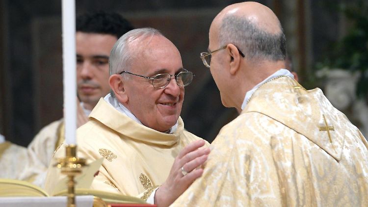 Am Tag nach der Wahl wirkt Papst Franziskus gelöst.