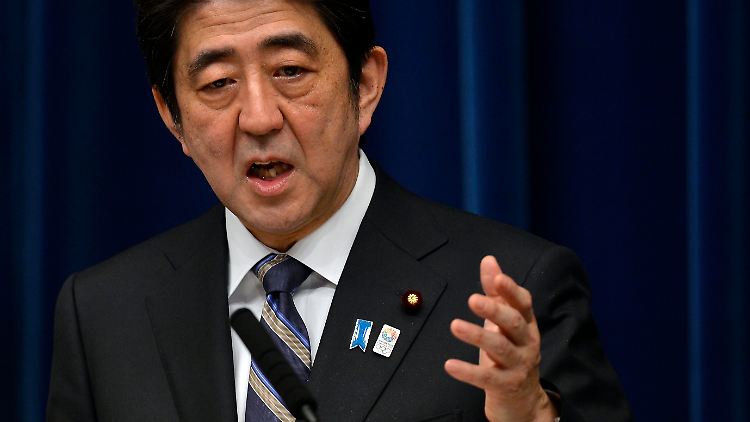 Shinzo Abe will Japans Wirtschaft um nahezu jeden Preis wieder auf die Beine stellen.