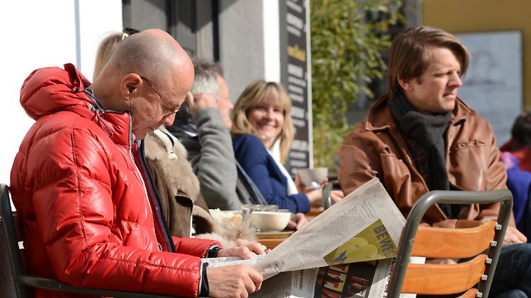 Es müsste nur schnell ein bisschen wärmer werden, schon wären die Straßencafés wieder voll.