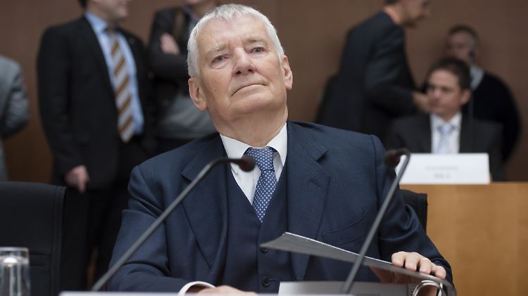 Schily vor dem NSU-Untersuchungsausschuss.