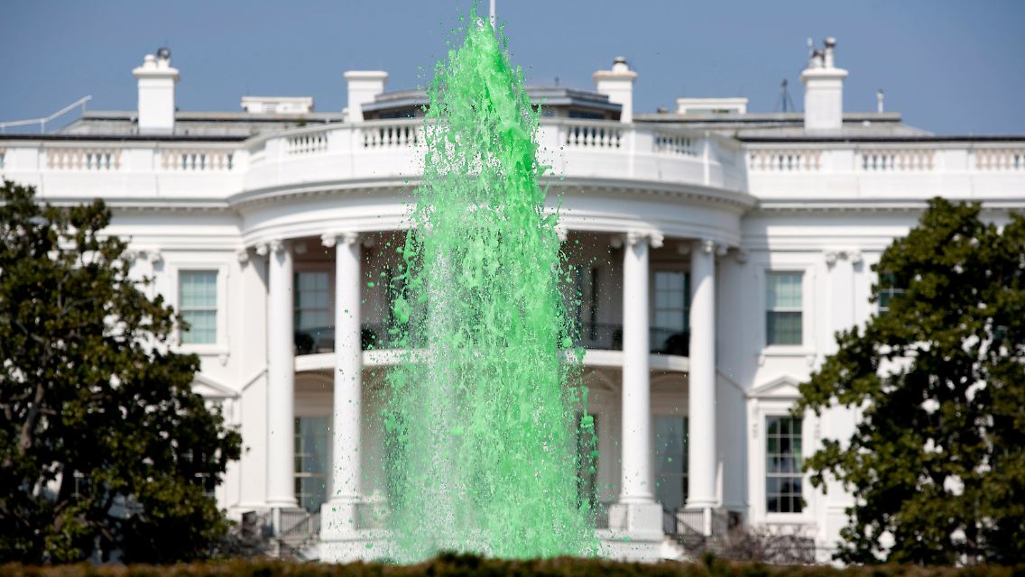 ... noch Politik kommen an dem Fest vorbei. Der Springbrunnen vor dem Weißen Haus speit zu Ehren des Heiligen Patrick grünes Wasser ...