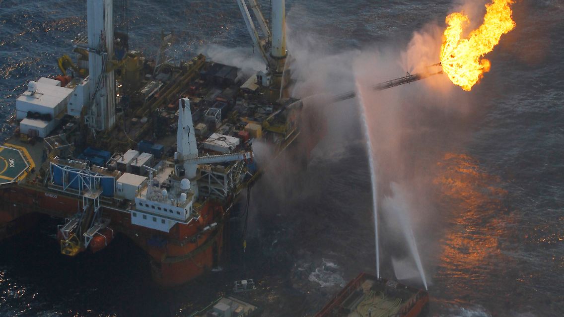 Kontrolliertes Verbrennen von Öl nahe der Unglücksstelle der Deepwater Horizon.