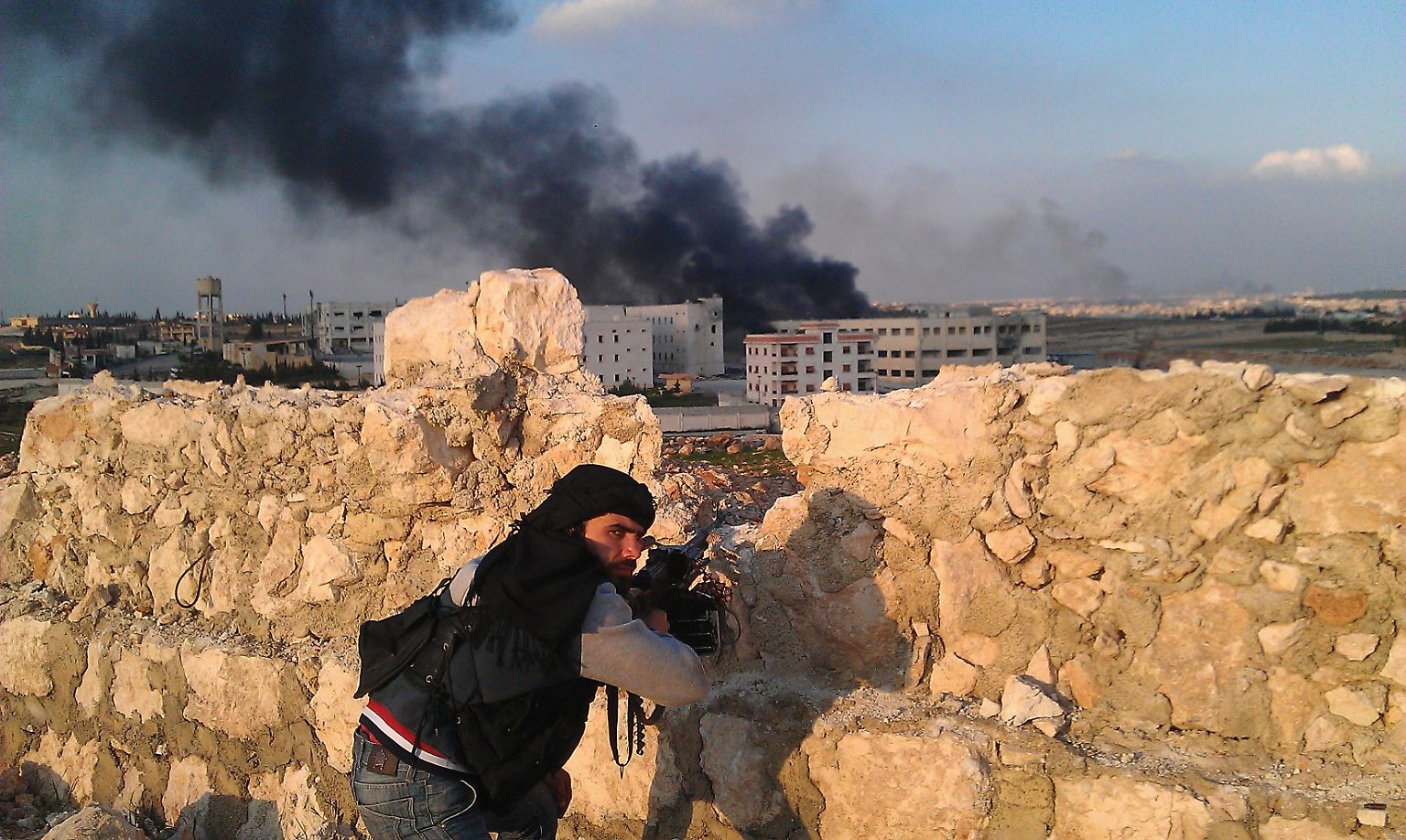 Seit mehr als zwei Jahren wird in Syrien schon gekämpft: Die Frontlinien wechseln und verlaufen oft kreuz und quer durch dicht bebaute Wohngebiete. Gekämpft wird mit verbissener Härte, großer Verzweiflung und immer mehr auch mit erbarmungsloser Brutalität.