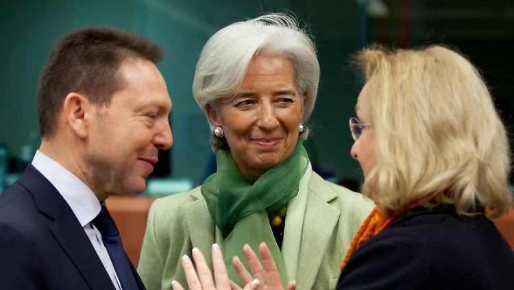Heiter trotz stundenlanger Verhandlungen: IWF-Chefin Lagarde spricht mit Griechenlands Finanzminister Stournaras und seiner Amtskollegin aus Österreich Fekter.