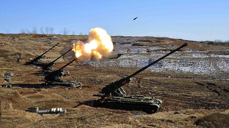 Die nordkoreanische Nachrichtenagentur KCNA veröffentlicht immer wieder martialische Bilder von Militärübungen.