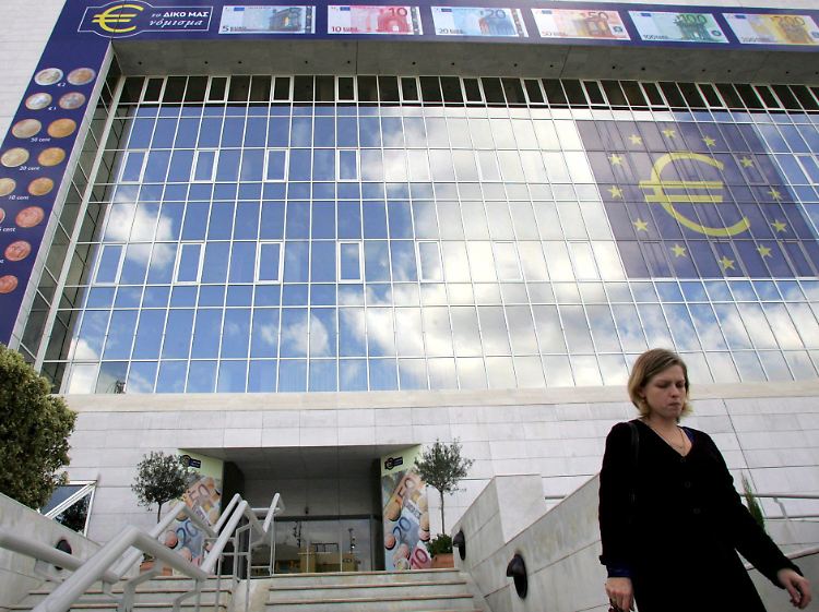 Die Fassade der Zentralbank von Zypern in Nicosia bei der Euroeinführung 2007. Zypern ist das vierte Euroland, das gerettet wird.