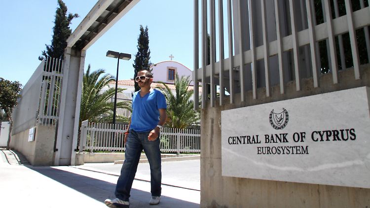 Zyperns Zentralbank in Nikosia. Bei der Zypern-Rettung sitzen alle in einem Boot: Reiche Russen, Sparer in Zypern ebenso wie die internationalen Geldgeber IWF und Euroländer.